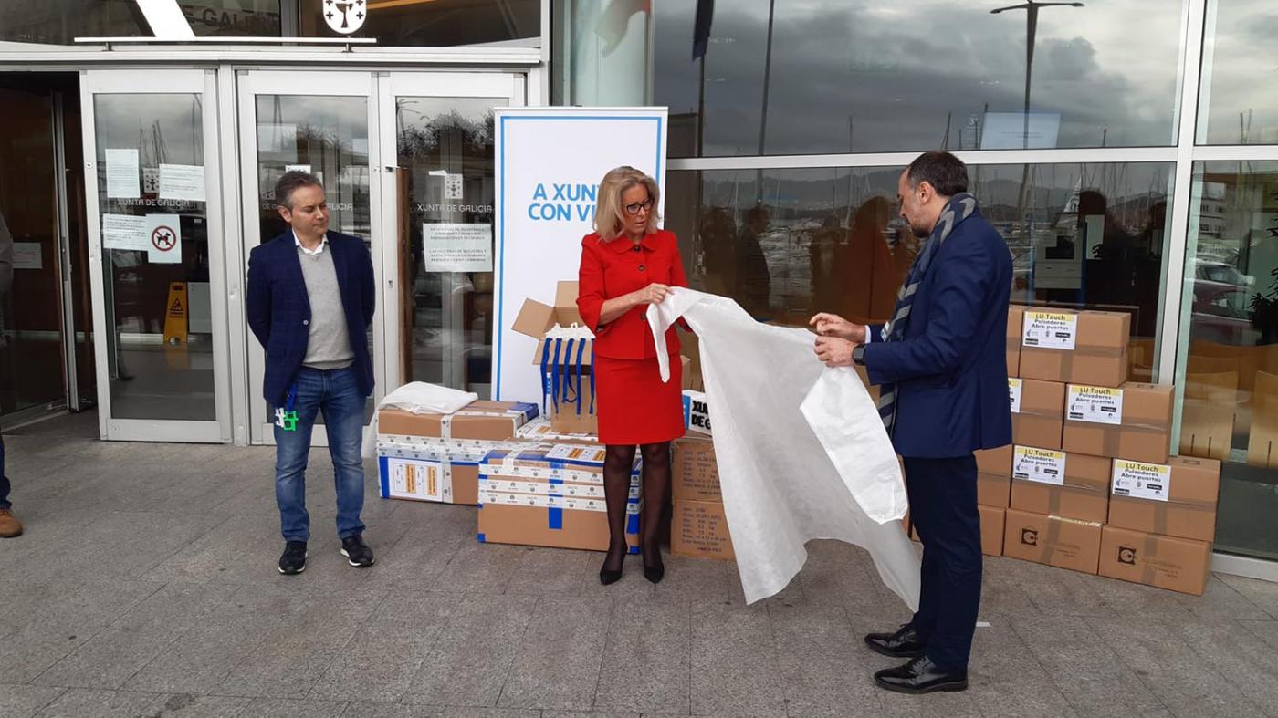 Universidad y Asime realizan la primera entrega de batas sanitarias y dispositivos Lu- Touch para la lucha contra la COVID-19