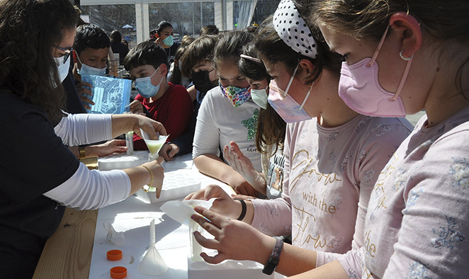 La feria “La ciencia que viene tiene nombre de mujer” puso en valor el trabajo de las científicas y tecnólogas de la UVigo