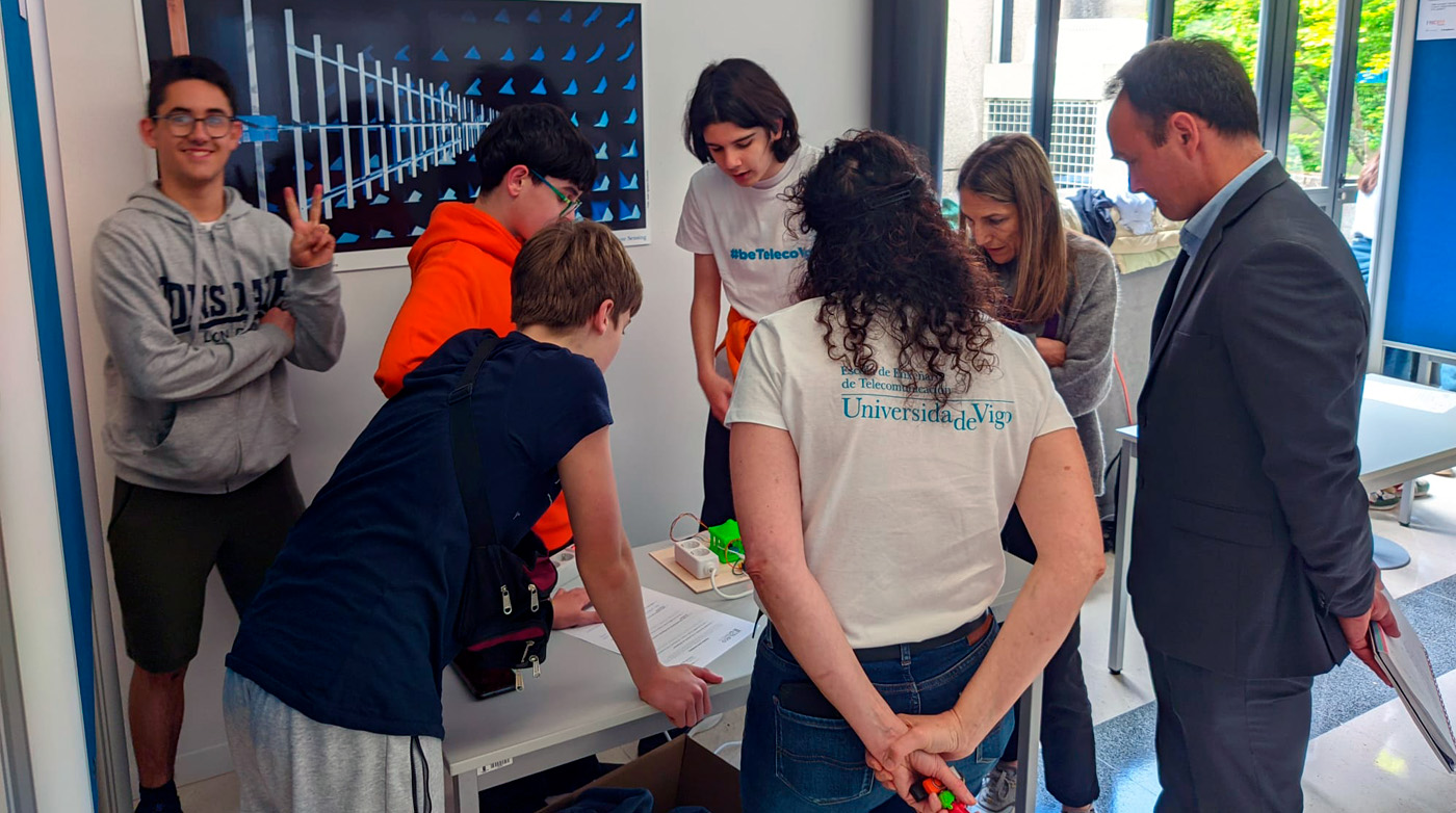 El jurado examina uno de los proyectos de la II Olimpiada de Teleco en Vigo